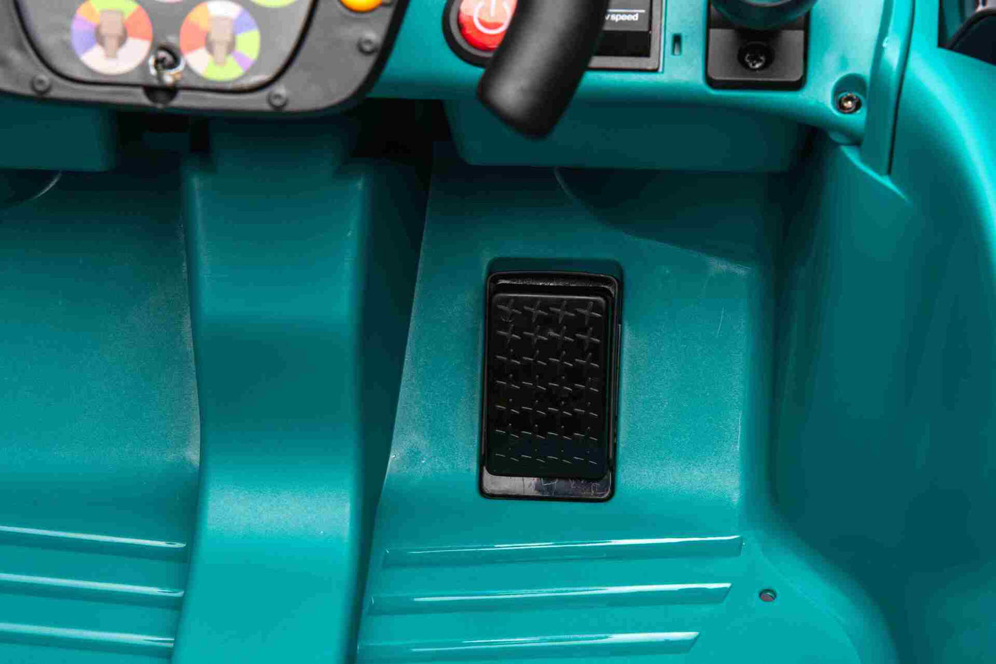 F1 CAR ASTON MARTIN - 24V - 4WD - LEATHER SEAT / EVA - MP3 - GREEN